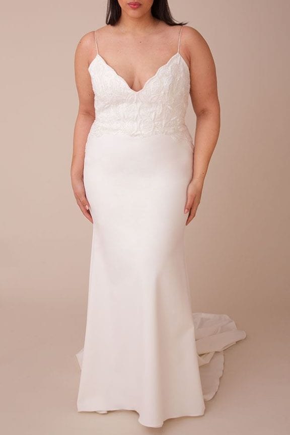 lovelybride curvyweddingdress nanette louvienne 1